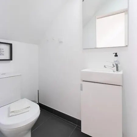 Apartment Hill House - No. 589b *